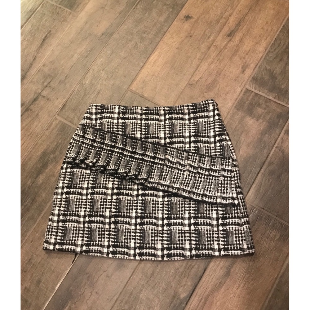 Houndstooth “mini” skirt | Moon River